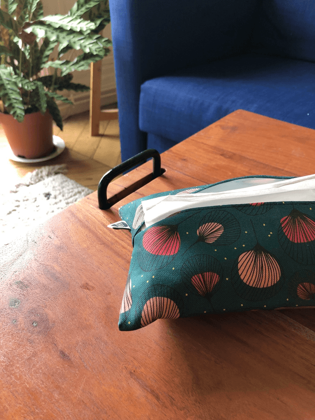 Pochette mouchoirs - PLUMES rouge fond vert foncé