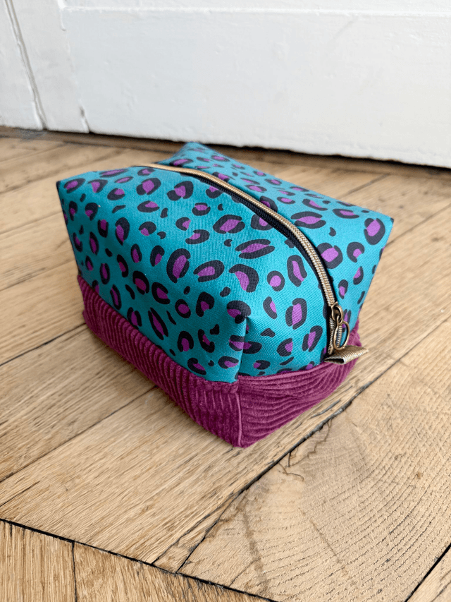 Trousse de toilette carré - tissu intérieur imperméable - LEOPARD velours prune + turquoise