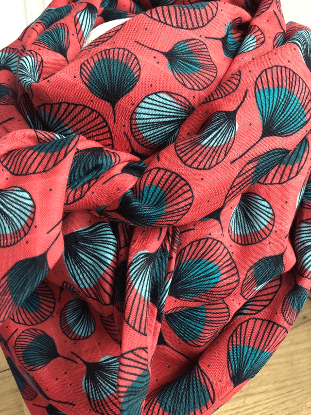 Foulard triangle - plumes vertes fond rouge