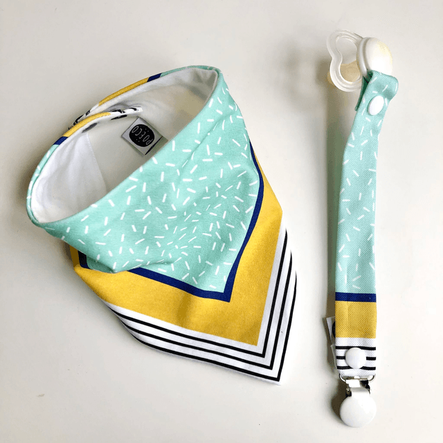 Coffret bavoir bandana + attache tétine - vert clair, bleu et jaune