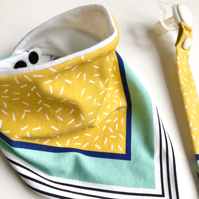 Coffret bavoir bandana + attache tétine - jaune, bleu et vert clair