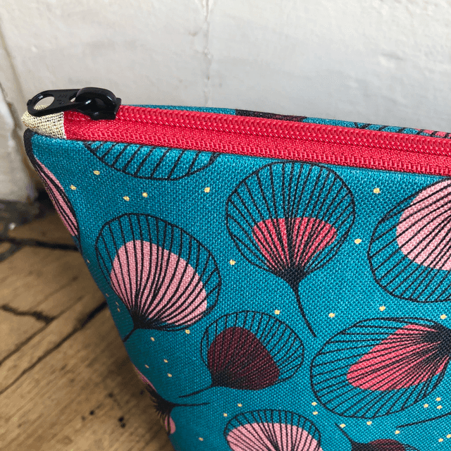 Trousse de toilette - tissu intérieur imperméable - PLUMES rouges fond turquoise