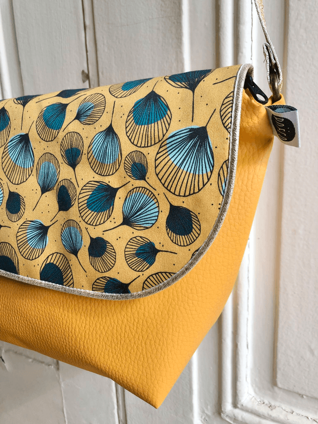 Sac Bandoulière - PLUMES vertes fond jaune, simili cuir jaune moutarde