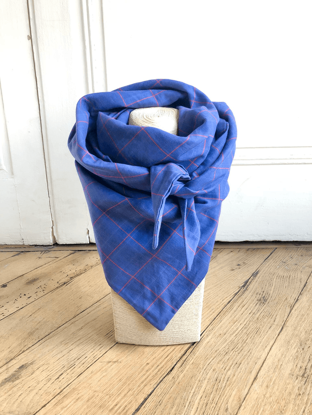 Foulard triangle - grille - bleu et lignes rouges