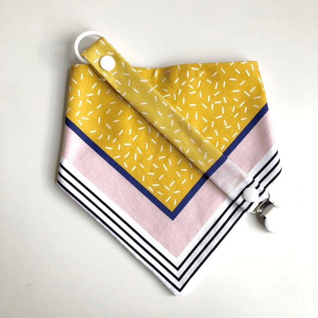 Coffret bavoir bandana + attache tétine - jaune, bleu et rose