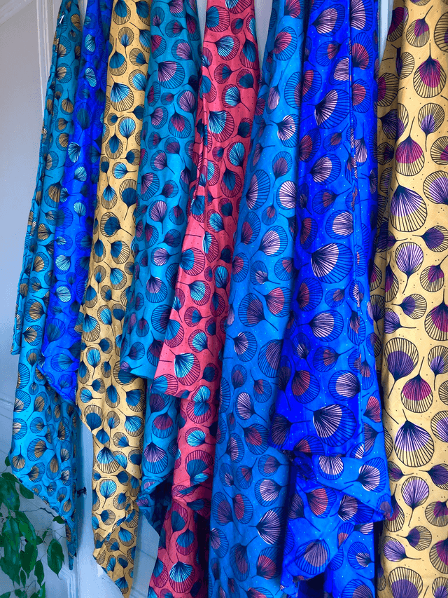 Foulard triangle - plumes jaunes fond turquoise fonçé