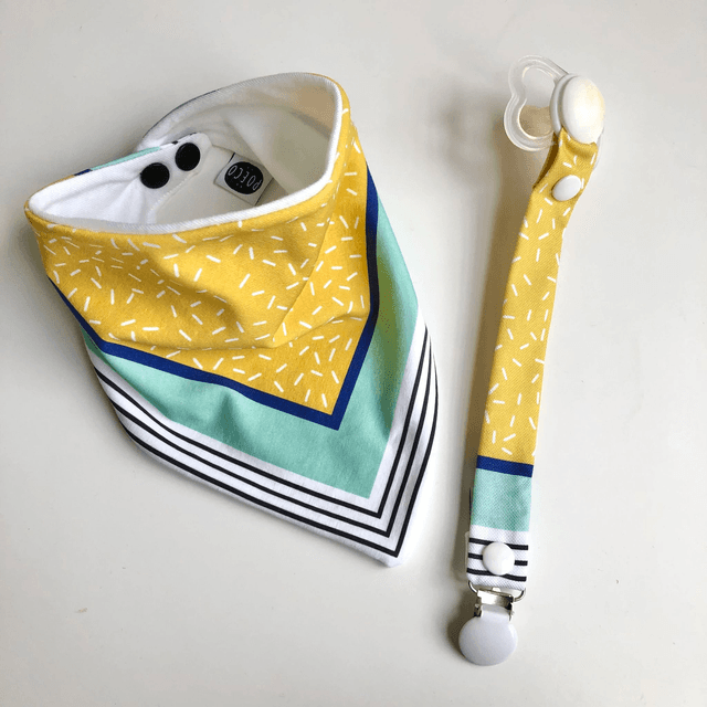 Coffret bavoir bandana + attache tétine - jaune, bleu et vert clair