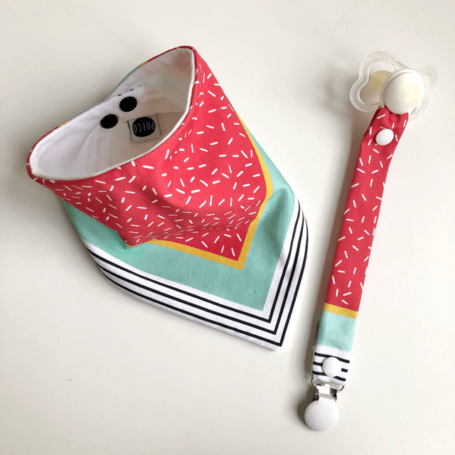 Coffret bavoir bandana + attache tétine - rouge, jaune et vert clair