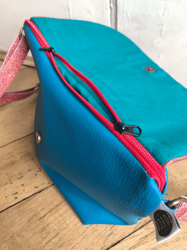Sac Bandoulière - PLUMES rouges fond turquoise, simili cuir turquoise et intérieur turquoise