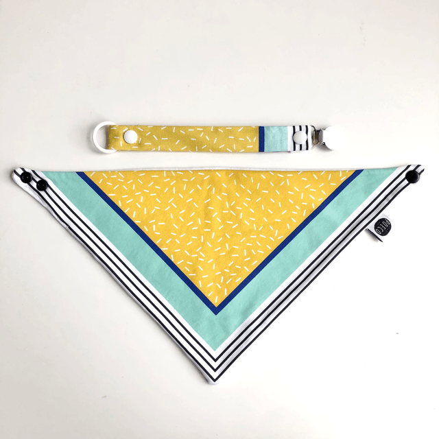 Coffret bavoir bandana + attache tétine - jaune, bleu et vert clair