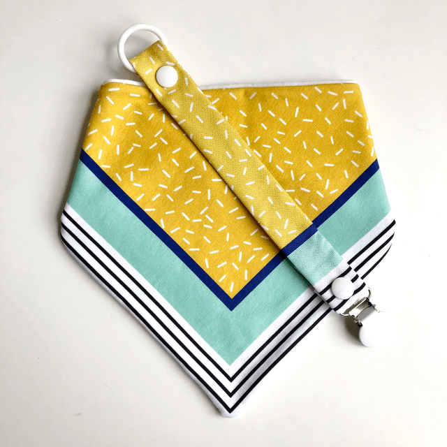 Coffret bavoir bandana + attache tétine - jaune, bleu et vert clair