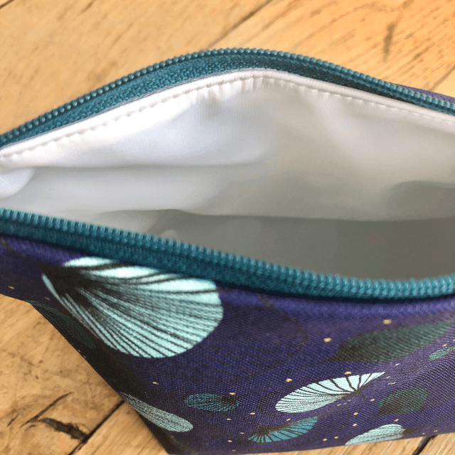 Trousse de toilette - tissu intérieur imperméable - PLUMES vertes fond bleu marine