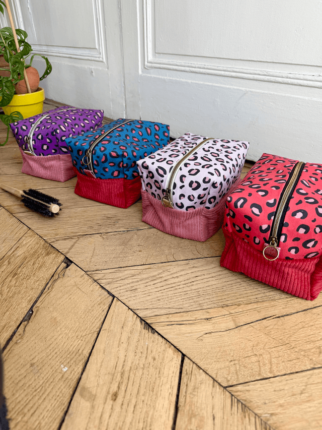 Trousse de toilette carré - tissu intérieur imperméable - LEOPARD velours rouge + pétrole