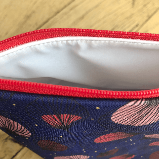 Trousse de toilette - tissu intérieur imperméable - PLUMES rouges fond bleu marine