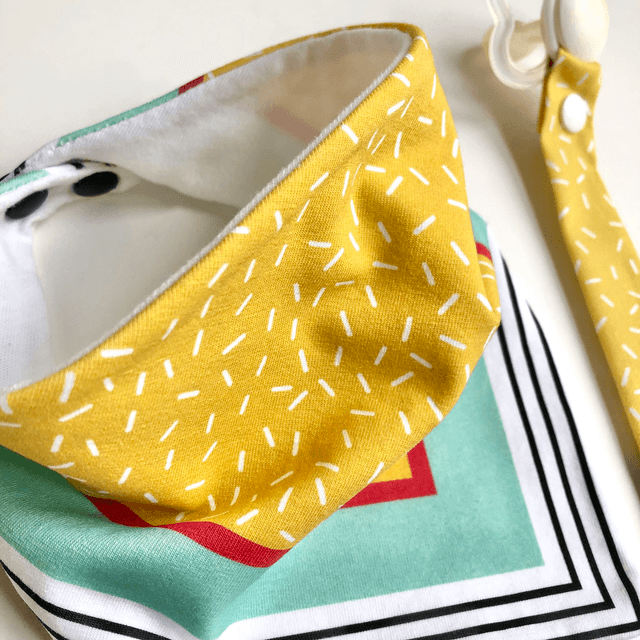 Coffret bavoir bandana + attache tétine - jaune, rouge et vert clair