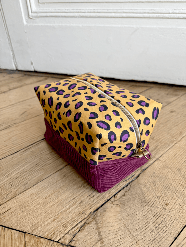 Trousse de toilette carré - tissu intérieur imperméable - LEOPARD velours prune + jaune