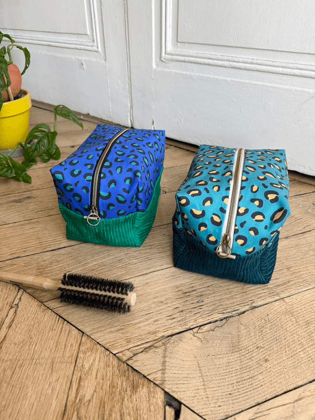 Trousse de toilette carré - tissu intérieur imperméable - LEOPARD velours bleu + bleu