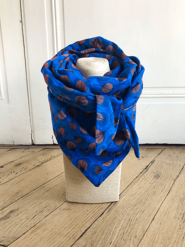 Foulard triangle - plumes rouges fond bleu