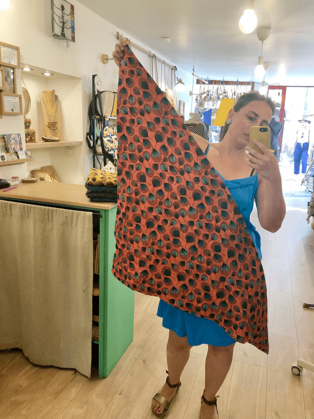 Foulard triangle - plumes vertes fond rouge
