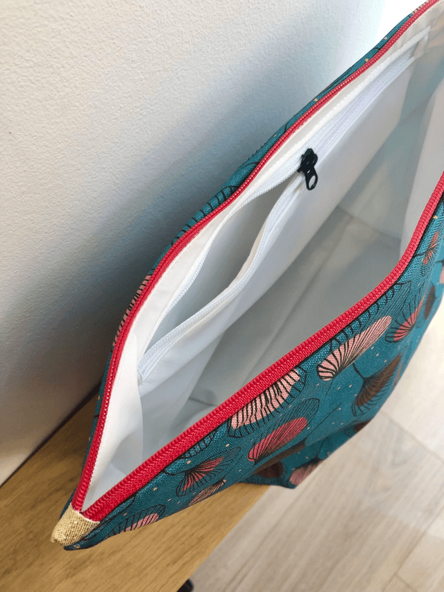 Trousse de toilette - tissu intérieur imperméable - PLUMES rouges fond turquoise