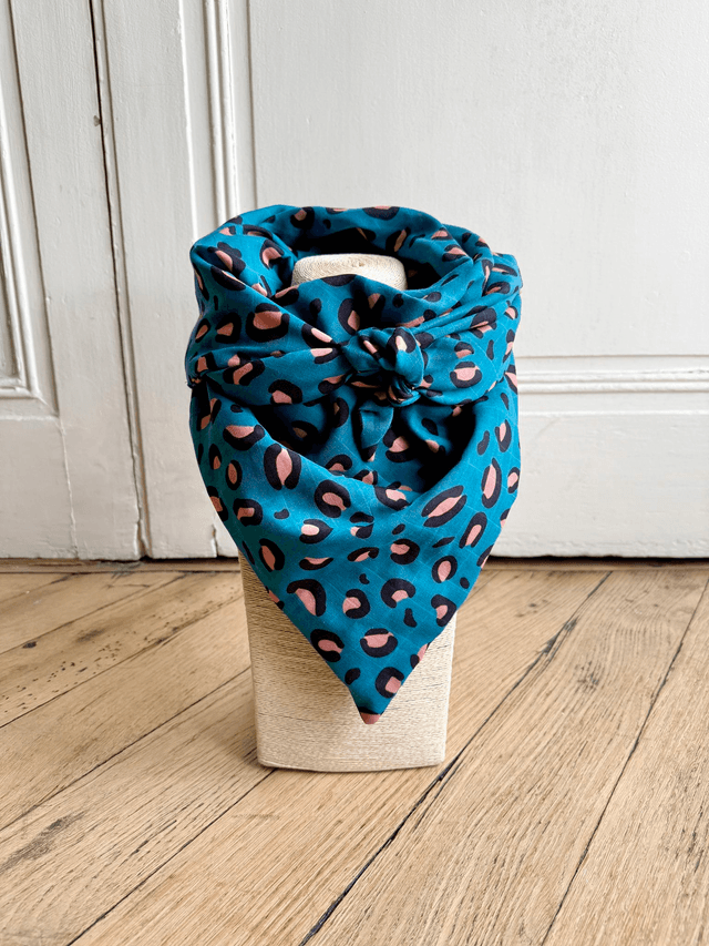 Foulard triangle - LEOPARD pétrole et rose