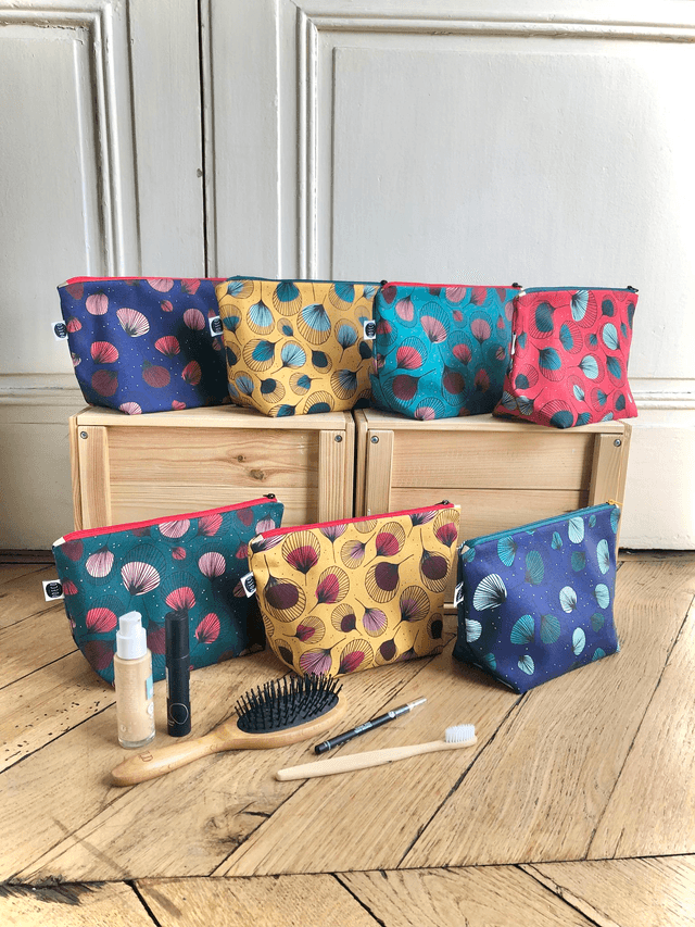 Trousse de toilette - tissu intérieur imperméable - PLUMES vertes fond rouge