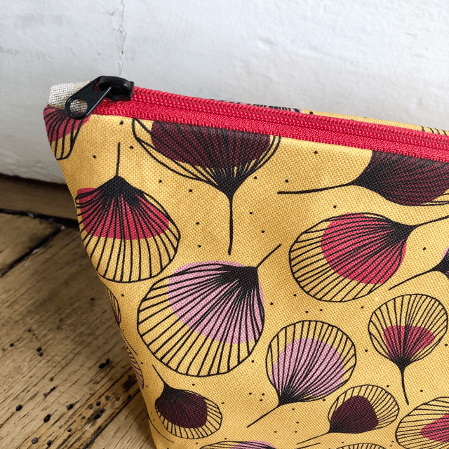 Trousse de toilette - tissu intérieur imperméable - PLUMES rouges fond jaune