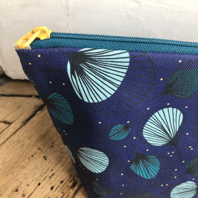 Trousse de toilette - tissu intérieur imperméable - PLUMES vertes fond bleu marine