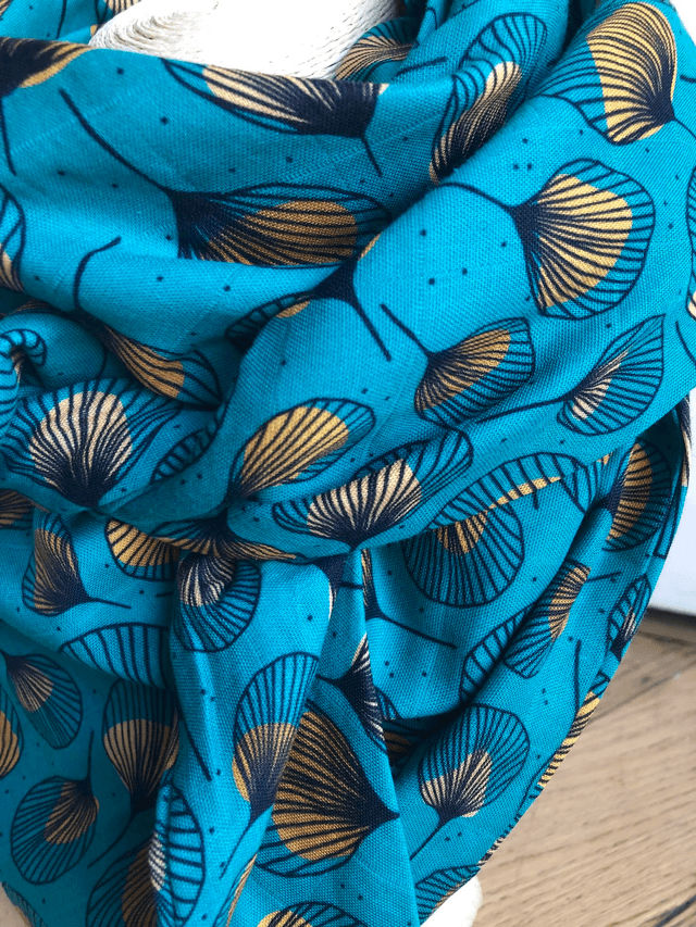 Foulard triangle - plumes jaunes fond turquoise fonçé
