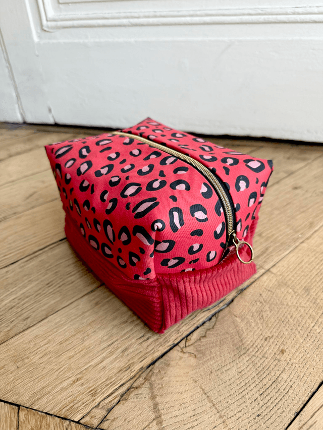 Trousse de toilette carré - tissu intérieur imperméable - LEOPARD velours rouge + rouge