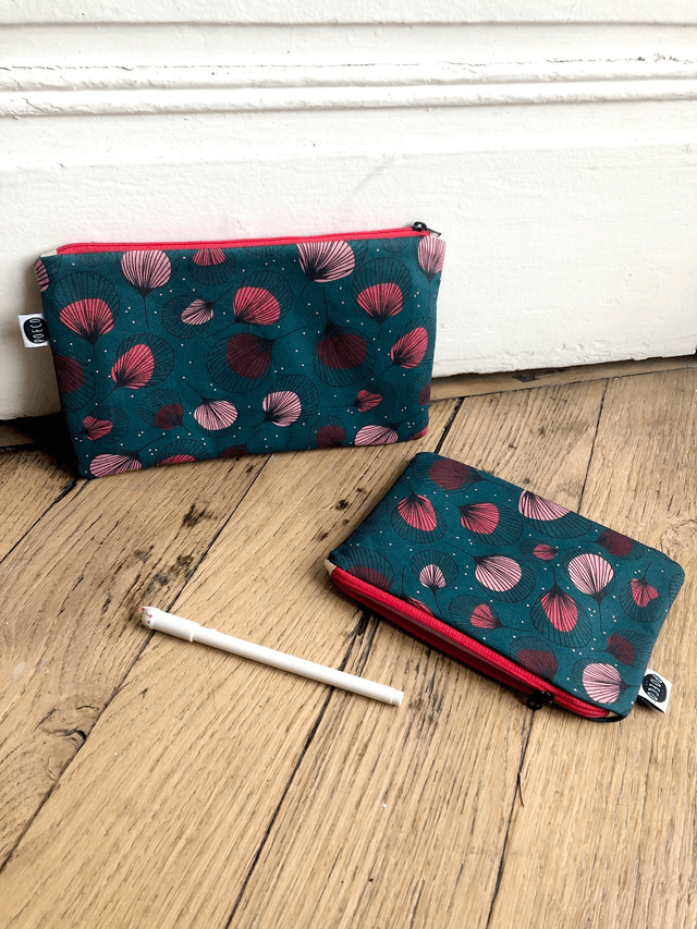 Trousse plate - PLUMES rouges fond vert fonçé