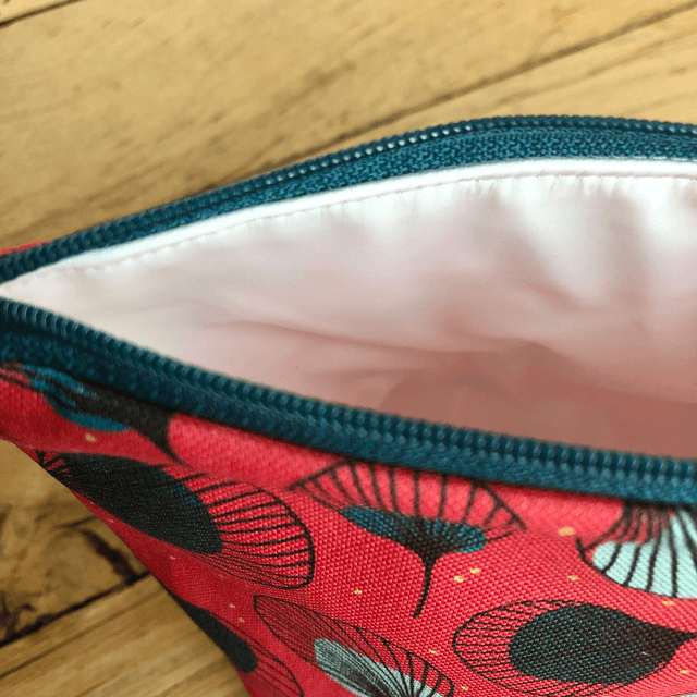 Trousse de toilette - tissu intérieur imperméable - PLUMES vertes fond rouge