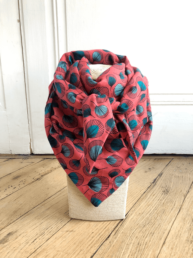 Foulard triangle - plumes vertes fond rouge