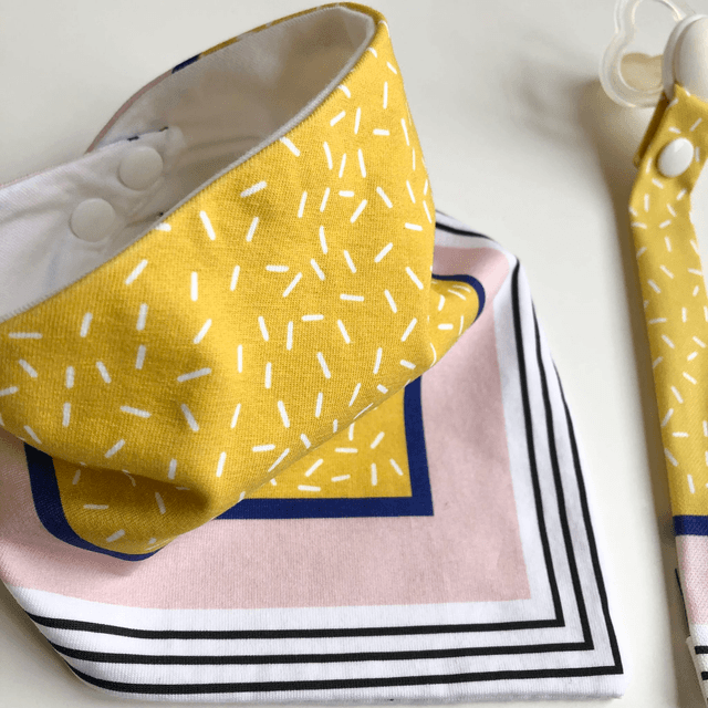 Coffret bavoir bandana + attache tétine - jaune, bleu et rose