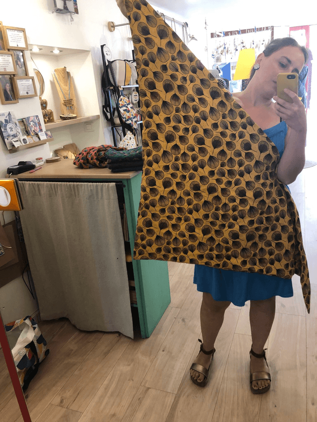 Foulard triangle - plumes rouges fond jaune