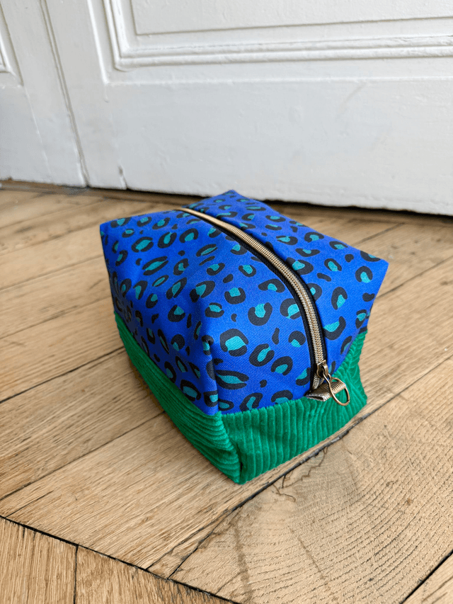 Trousse de toilette carré - tissu intérieur imperméable - LEOPARD velours vert + bleu