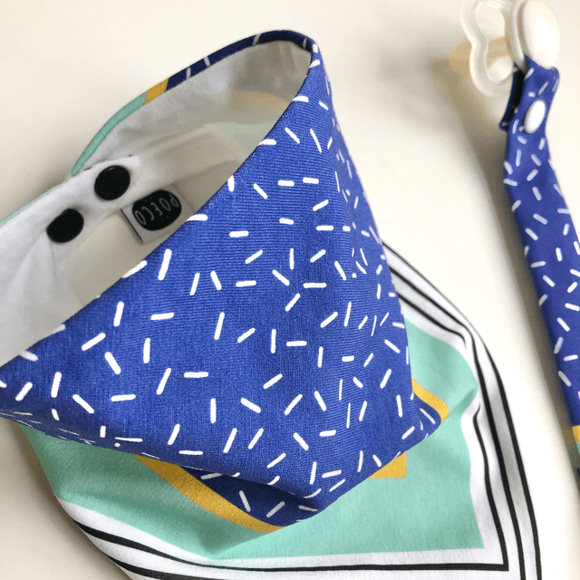 Coffret bavoir bandana + attache tétine - bleu, jaune et vert clair