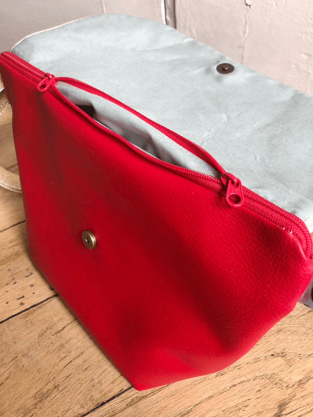 Sac Bandoulière - PLUMES vertes fond rouge, simili cuir rouge