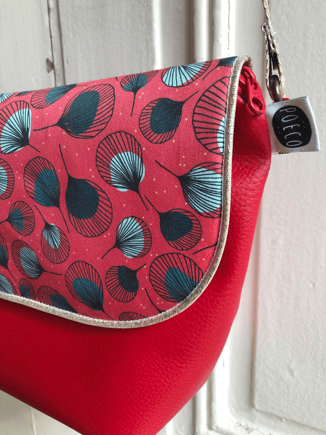 Sac Bandoulière - PLUMES vertes fond rouge, simili cuir rouge