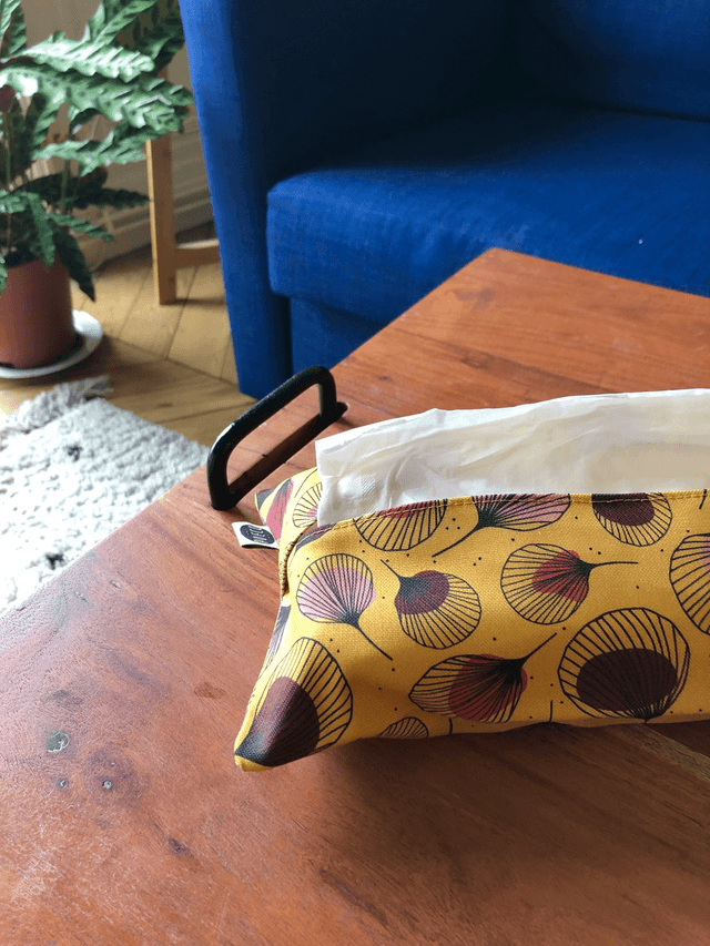 Pochette mouchoirs - PLUMES rouge fond jaune