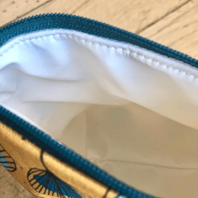 Trousse de toilette - tissu intérieur imperméable - PLUMES vertes fond jaune