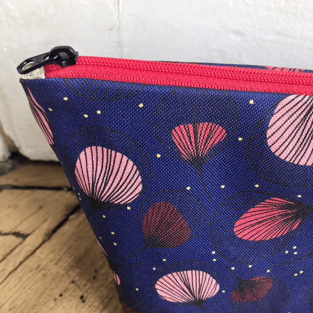 Trousse de toilette - tissu intérieur imperméable - PLUMES rouges fond bleu marine