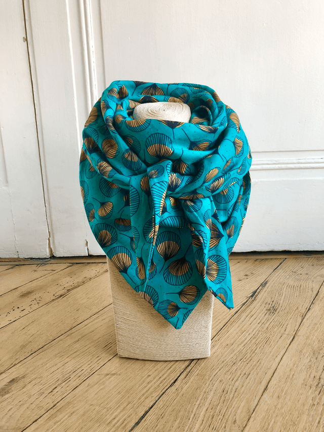Foulard triangle - plumes jaunes fond turquoise fonçé