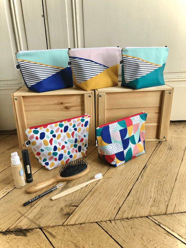 Trousse de toilette - tissu intérieur imperméable - PLUMES rouges fond vert fonçé
