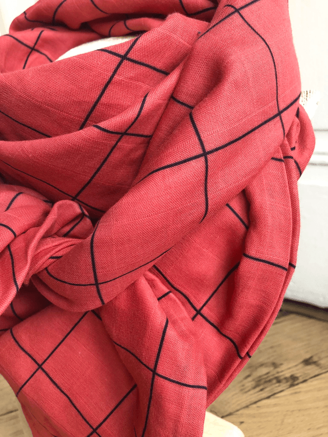 Foulard triangle - grille - rouge et lignes noires