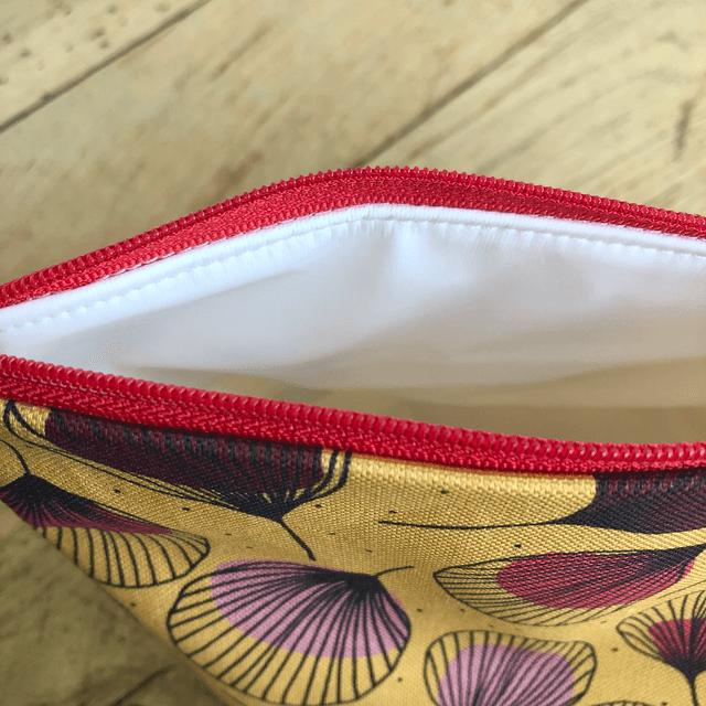 Trousse de toilette - tissu intérieur imperméable - PLUMES rouges fond jaune