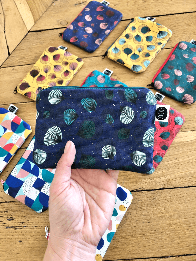 Trousse porte-monnaie -  PLUMES vertes fond prune