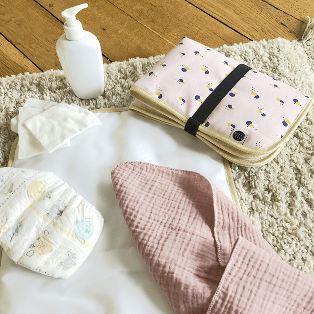 Tapis à langer pliable avec tissu imperméable - Rose