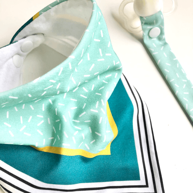 Coffret bavoir bandana + attache tétine - vert et vert fonçé
