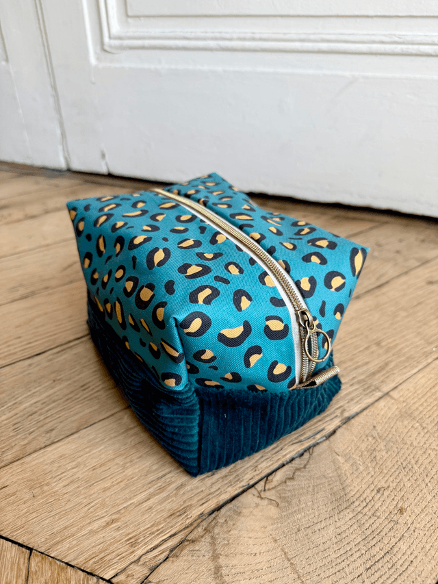 Trousse de toilette carré - tissu intérieur imperméable - LEOPARD velours vert foncé + turquoise